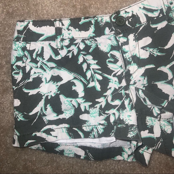Mossimo Gray, White & Green Floral Jean shorts size 1 - Picture 4 of 9
